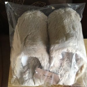 NWT-Sheepy Mule House Shoes in Natural Color. Size Small